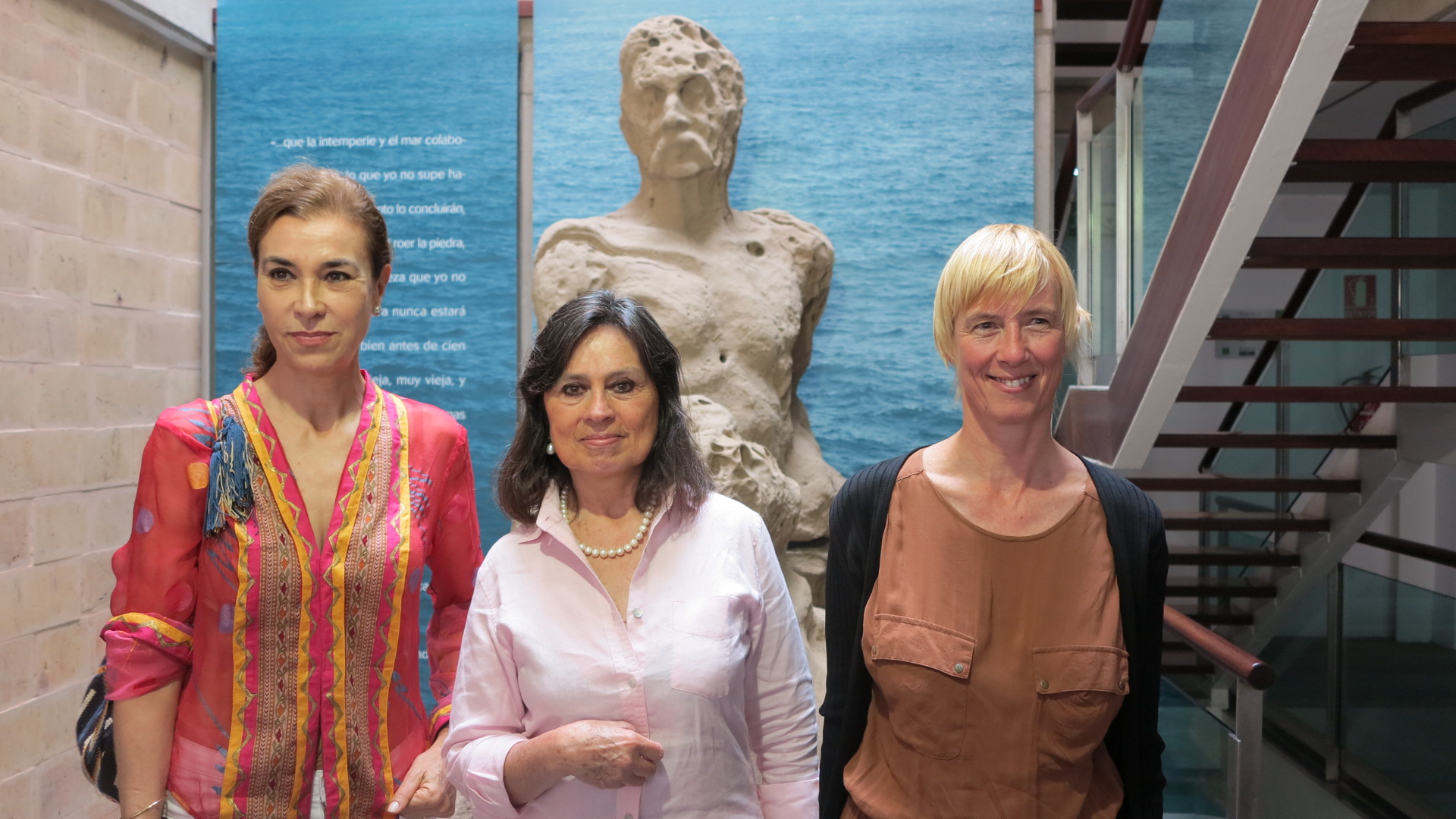 Carmen Posadas Laura Restrepo y Patricia Almarcegui hoy jueves 2 de junio junto a la estatua de Galdós en la Casa Museo Pérez Galdós