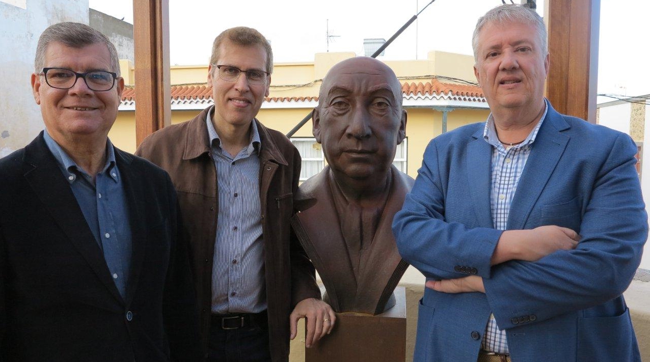 De izquierda a derecha Antonio González Oswaldo Guerra y Carlos Ruiz  con el busto de Pablo Neruda