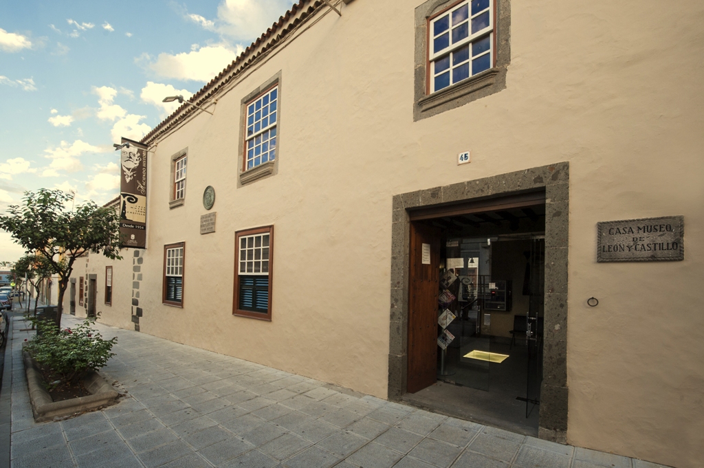 Fachada-de-la-Casa-Museo-Len-y-Castillo