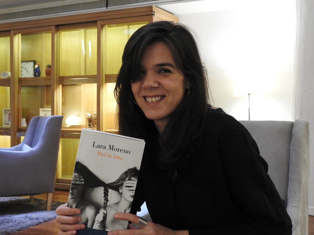 Lara Moreno con su libro Piel de lobo