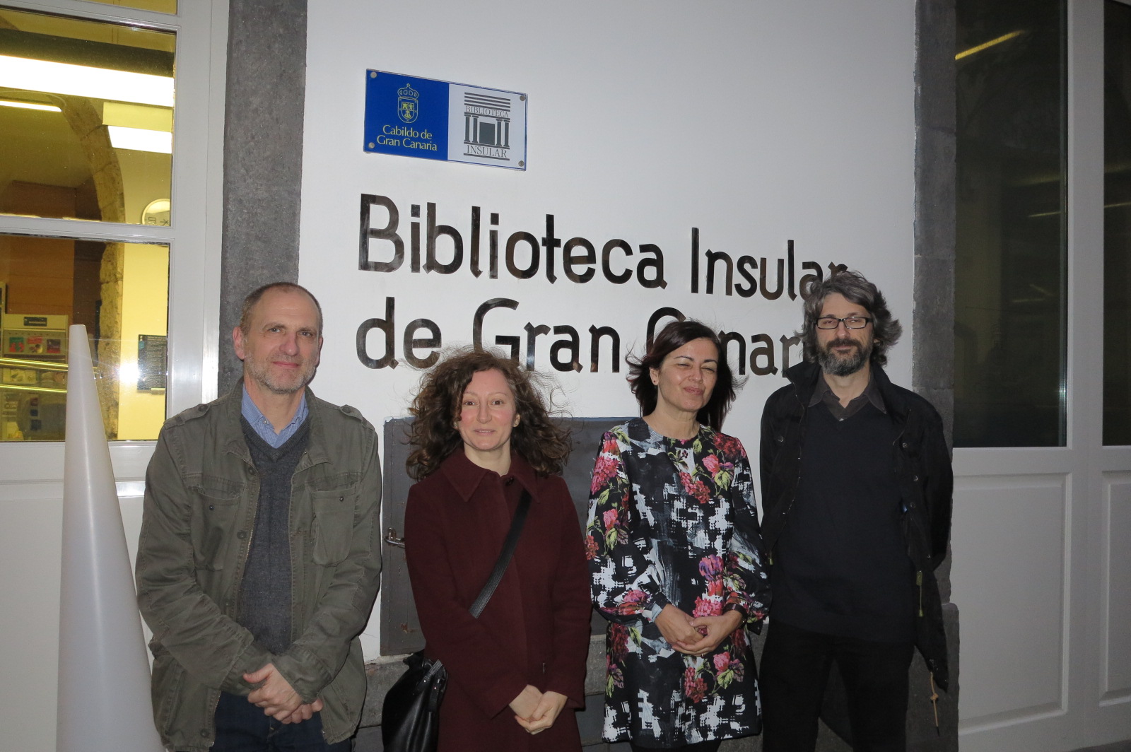 Sáez Squilloni Pérez y Auladell ante la Biblioteca Insular