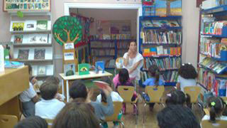 Foto de una sesión en la sala infantil de la Biblioteca Insular