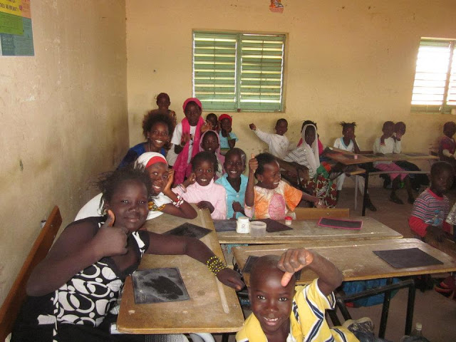 Alumnos senegaleses de la escuela de primaria Artillerie Nord de Louga