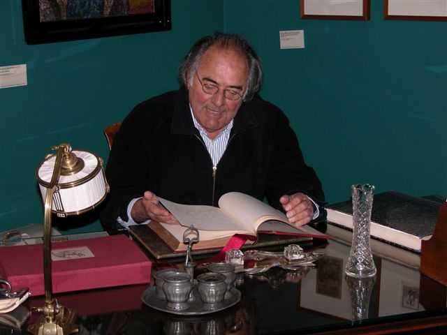 Arturo Maccanti firmando en 2005 en el libro de honor de la CM Tomás Morales de Moya