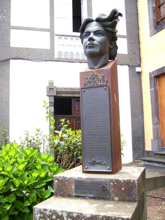 Busto de Tomás Morales en el que se realizará la ofrenda floral y literaria, ubicado frente a su Casa-Museo en Moya