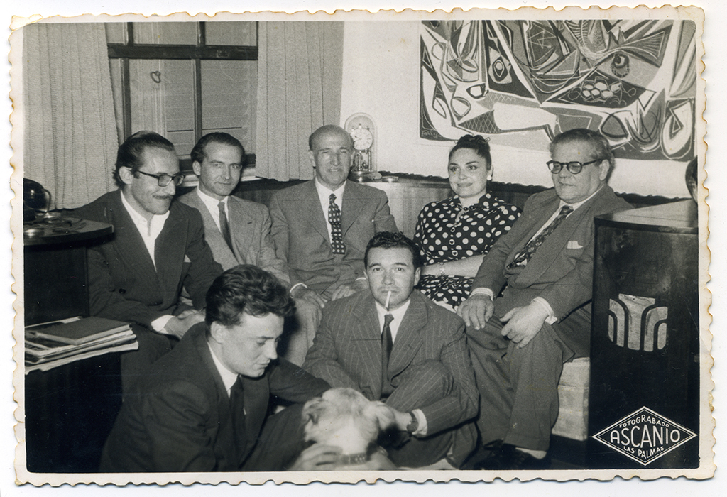Foto de la muestra, Lezcano junto a Pino Ojeda, Vicente Aleixandre, Pedro Perdomo, Agustin Millares, Padorno y Ventura Doreste