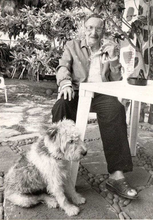 Pedro Lezcano en su casa de Santa Brígida con su perro