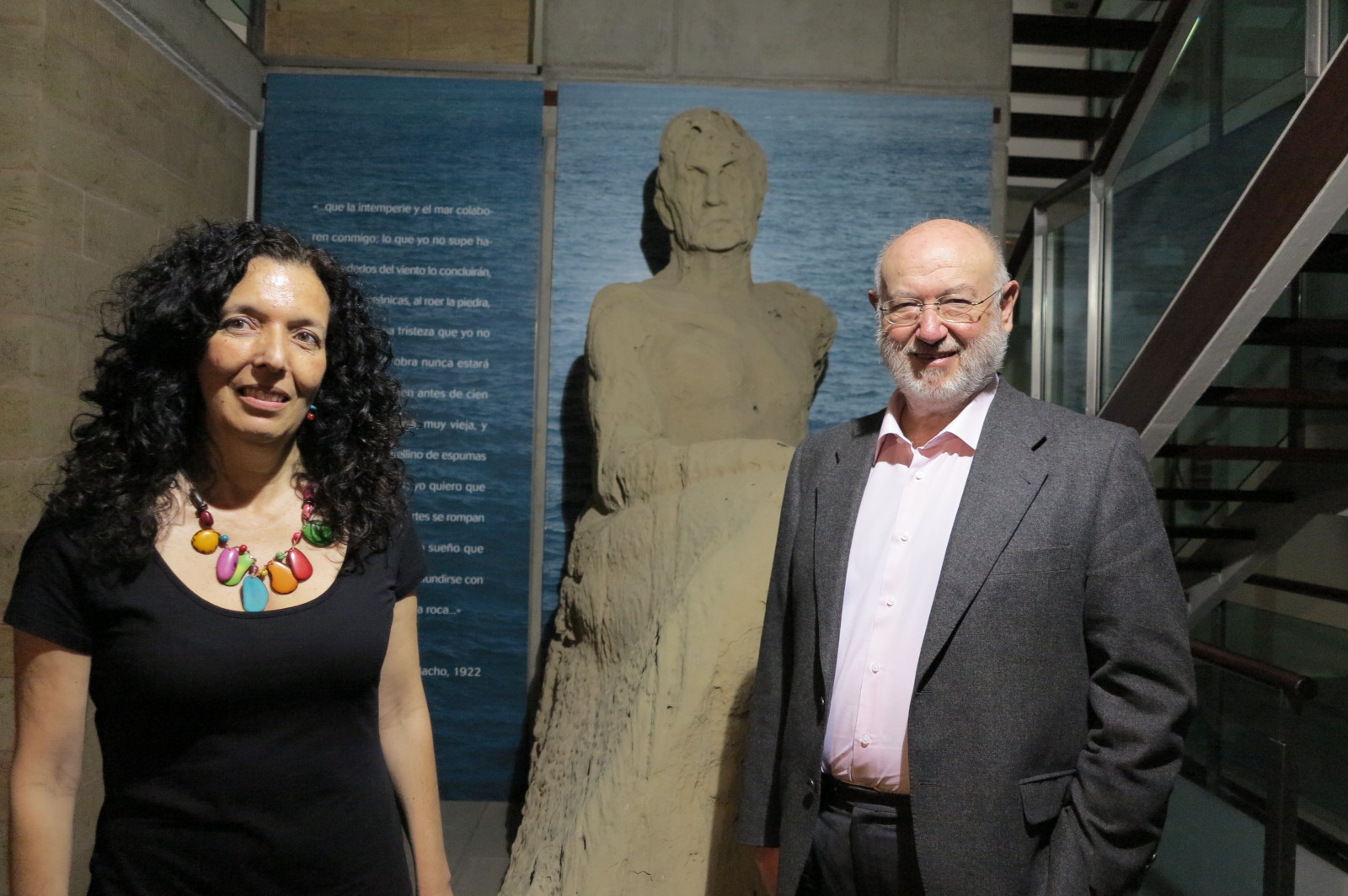 María Jesús Alvarado y Juan Eslava ante la escultura de Galdós