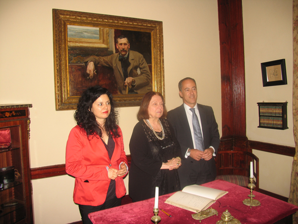 La directora de la Casa Museo Pérez Galdós, Nélida Pinón y el consejero Larry Álvarez