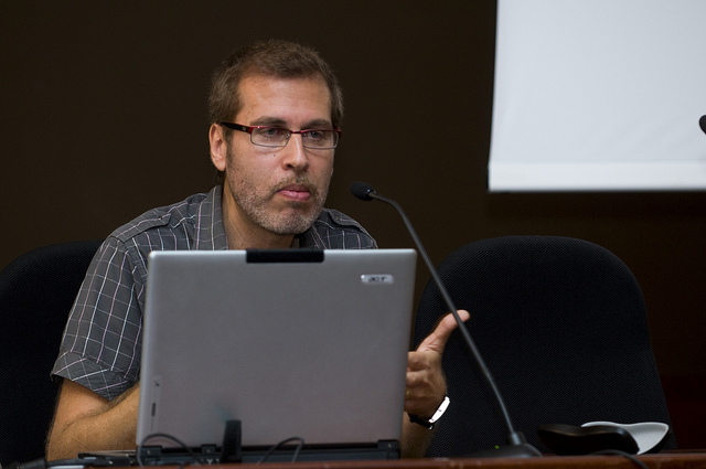 El profesor universitario y poeta Oswaldo Guerra