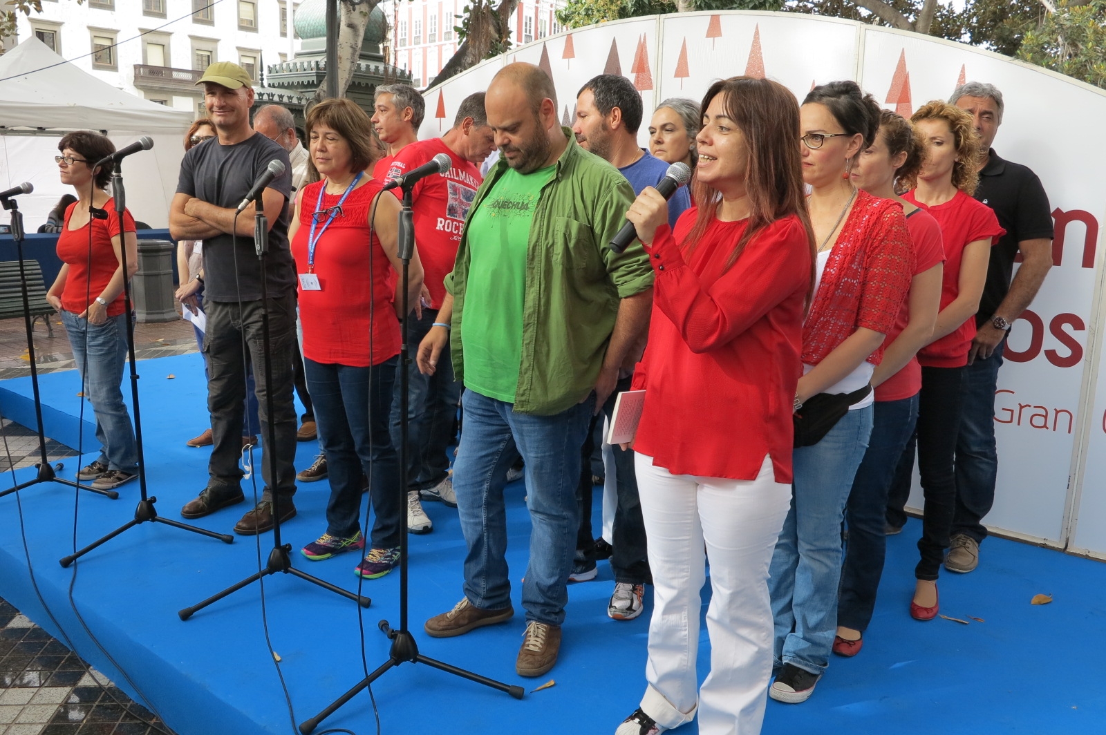 Trabajadores de la Biblioteca Insular contando un cuento