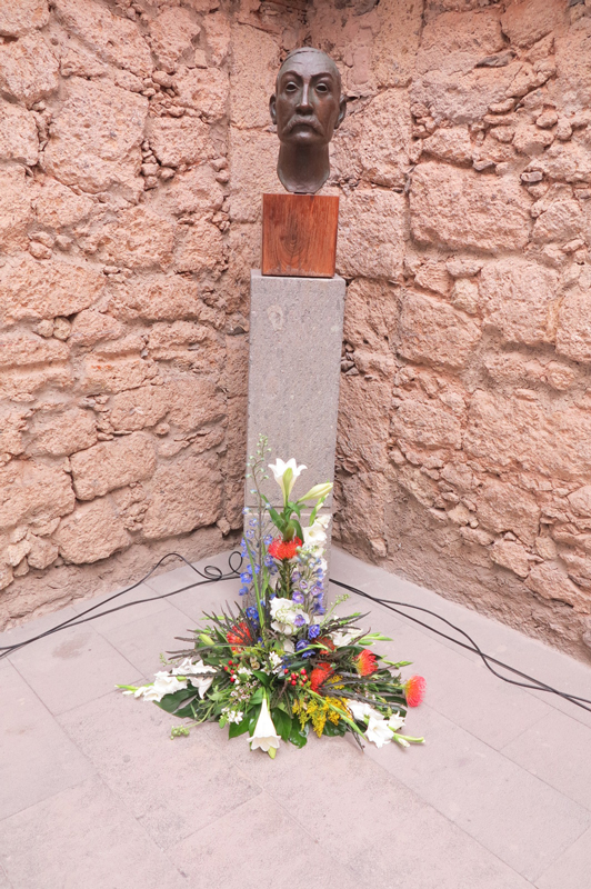 Flores ante el busto de Galdós por su 171 cumpleaños