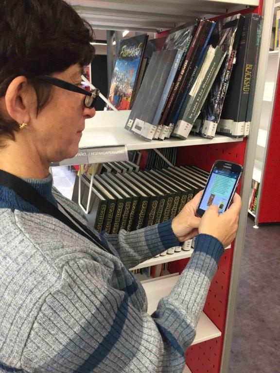Una usuaria emplea su teléfono con la nueva aplicación de la Biblioteca Insular